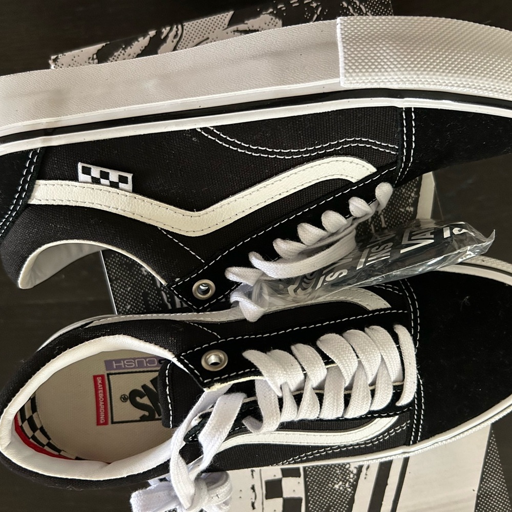 Vans Black and White Low-Top Shoes - Picture 4 of 6